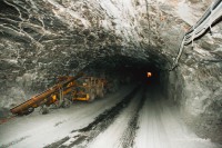 Alte Fahrzeuge so weit das Auge reicht im Bergwerk Glückauf Sondershausen