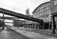 Bandbrücken, Schachthalle Schacht 1 und Durchblick über die Gleise auf Schacht 2 Zeche Lohberg
