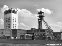 Fosse Saint Pierre 11-19 Loos-en-Gohelle  Betonförderturm Schacht 19 und Fördergerüst Schacht 11 mit Schachthallen