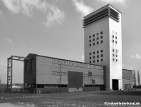 Fosse Saint Pierre 11-19 Loos-en-Gohelle  Betonförderturm mit Schachthalle