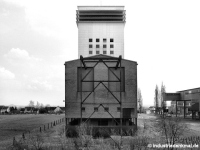 Fosse Saint Pierre 11-19 Loos-en-Gohelle  Betonförderturm mit Schachthalle