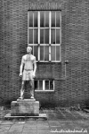 „Redener Hannes“ am Eingangsportal von Bergwerk Reden, die Statue „Der Saarbergmann“