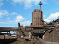 Gleiswege und Rohrbrücken, rechts der imposante Wasserturm (Duisburger Kupferhütte - DK Recycling & Roheisen)