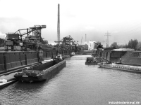 Hüttenwerke Krupp Mannesmann: Blick in den Hafen der HKM, links hinter dem Kran der Hochofen B aus dem Jahr 1981