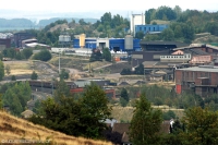 Hinten rechts im Bild ist die halboffene Akkuschrotthalle der Blei-Akku-Verarbeitung zu sehen. Davor (rosa) befinden sich Anlagen der Zinkoxydhütte. Im Vordergrund rechts ein Teil der Schmelze der Bleihütte Oker.