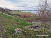 Neusser Hütte, Koppers: Die Neusser Hütte goss hier Schlacke an den Rhein