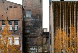 Ein in den frühen 2000ern noch existierendes Alt-Gebäude der frühen Neusser Industrie