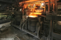 ThyssenKrupp Steel Pfannen vor der Konverterbühne, Absauganlagen und Staubfilter schützen Arbeiter und Umwelt