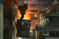 ThyssenKrupp Steel Riesige Kräne bewegen die dutzende Tonnen schweren Roheisenpfannen souverän durch die Halle