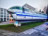 Eine Lichtinstallation sorgt noch für etwas Glanz am verwitternden Lack