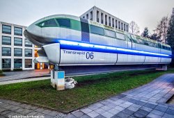Eine Lichtinstallation sorgt noch für etwas Glanz am verwitternden Lack